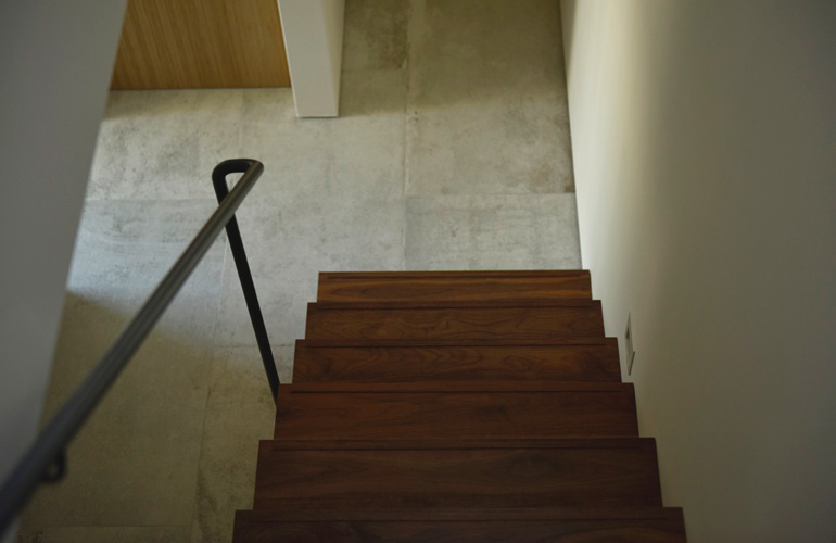 段板の素材による階段の印象の違い