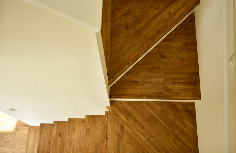段板の素材による階段の印象の違い